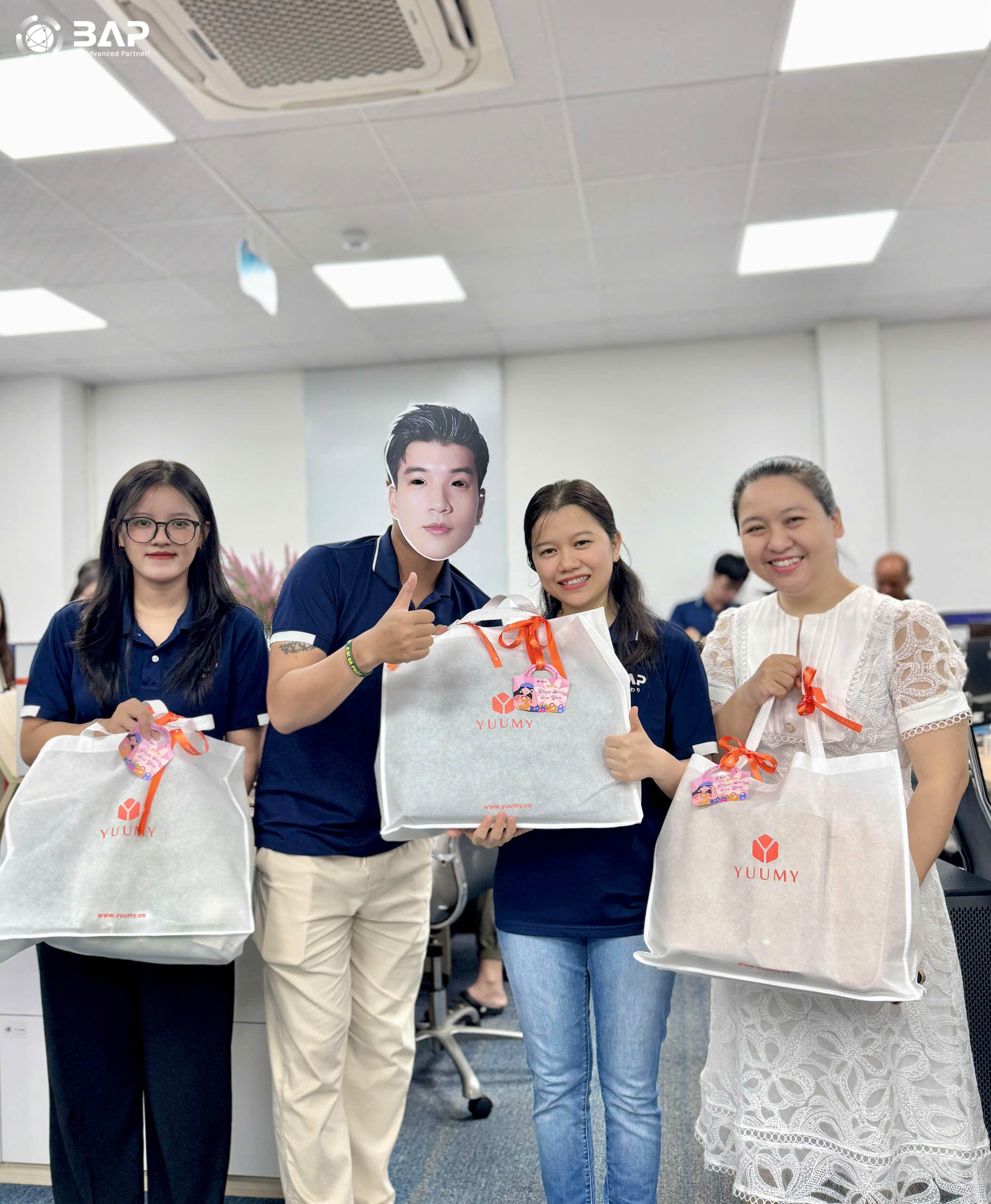 Chị em nhà BAP check in cùng quà xinh