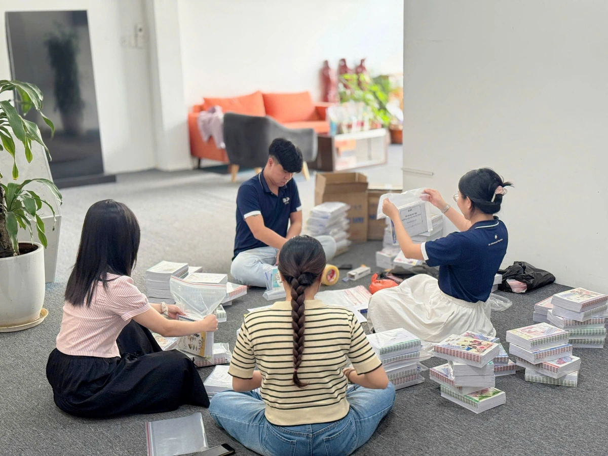 Các BAPers cùng nhau đóng gói những phần quà hỗ trợ 💙